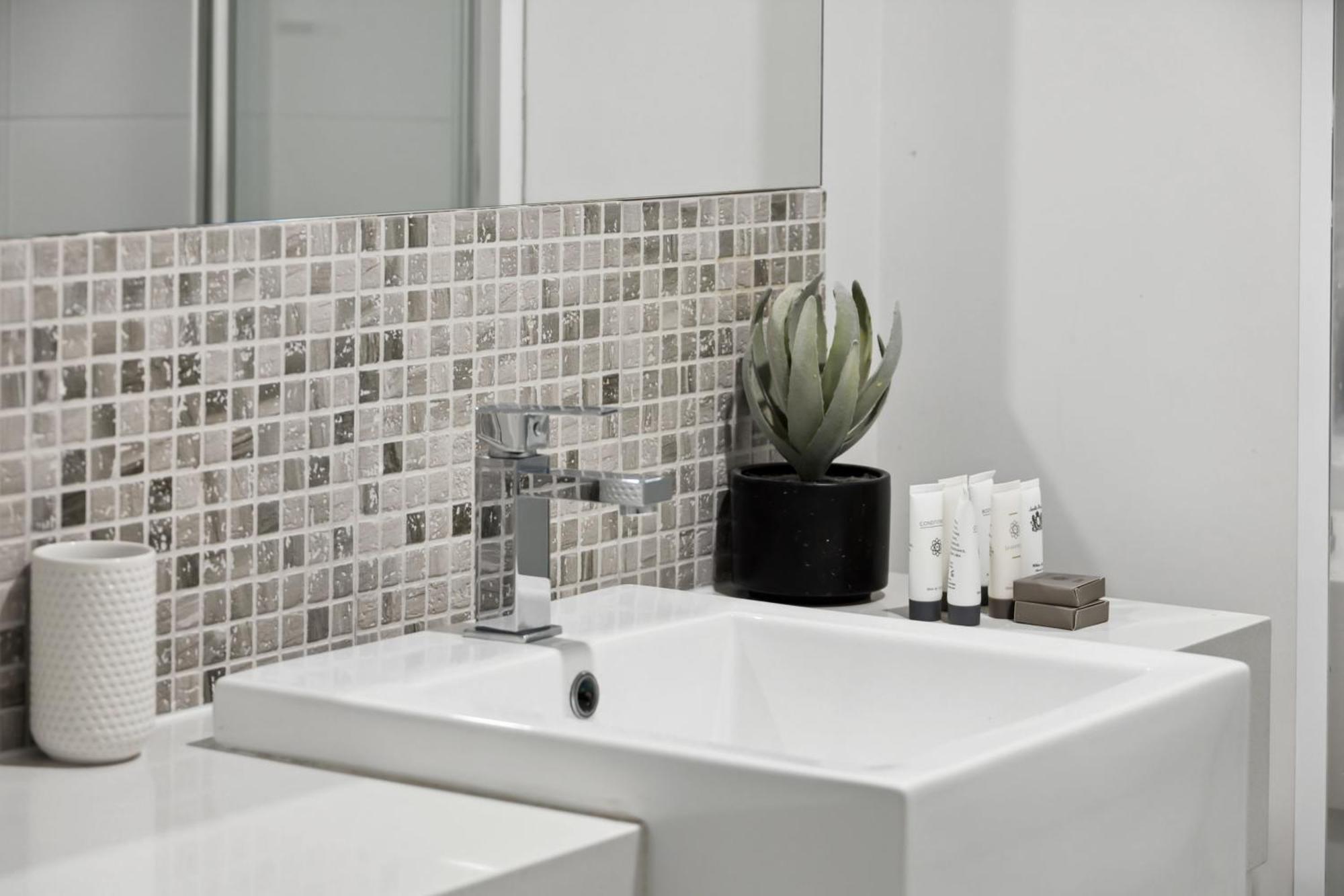 Yaran Suites Rockingham Bagian luar foto