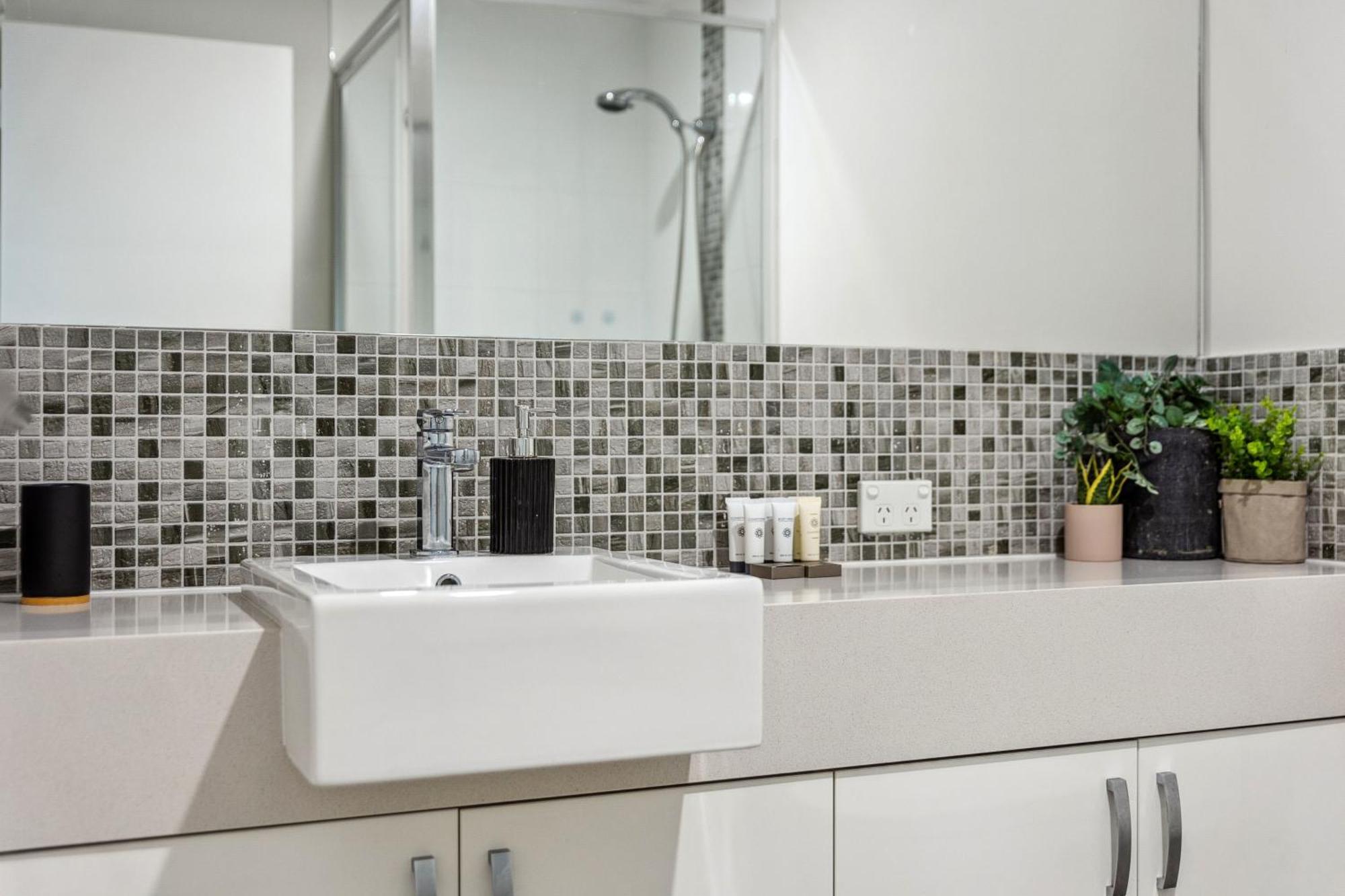 Yaran Suites Rockingham Bagian luar foto